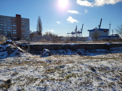 Tai buvusio gyvenamojo triaukščio namo Mituvos g. Nr. 1 pamatai. Šioje vietoje mažame bute su tėvais teko gyventi nuo 1970-ųjų iki 1975 metų. Šiuo metu Mituvos g. vėl linksniuojama dėl planų šioje vietoje įrengti automobilių krovos aikštę. 