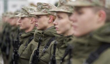 Karo tarnyba: jaunuoliams liko paskutinė savaitė pateikti prašymą ir gauti didesnes išmokas