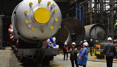 Karas Ukrainoje. Smūgis Rusijos naftos perdirbimo gamykloms - Delfi