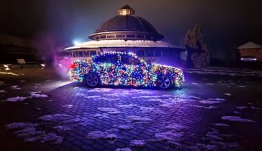 Vilniaus gatvėse – įspūdingai papuoštas kalėdinis BMW