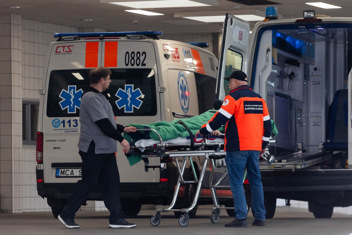 Šalčininkų rajone į medį trenkėsi automobilis