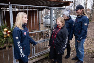Nevyriausybinės organizacijos „Pet Rescue Finland“ įkūrėjai lankosi Vilniaus prieglaudoje