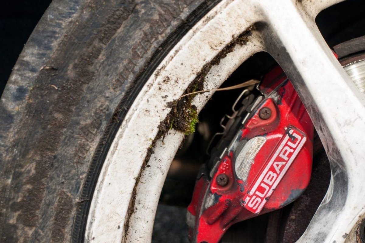 Kiekvienas metras – svarbus, bet ne visi vairuotojai tai daryti moka: kaip teisingai stabdyti?