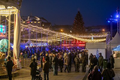Žmonės plūsta į Vilniaus Kalėdų eglutės įžiebimą 