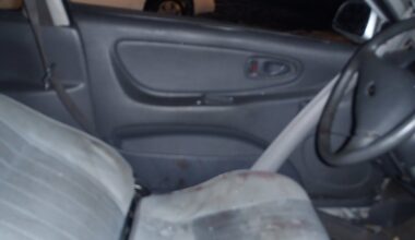 Per neatsargumą į griovį nulėkusi vairuotoja patyrė lūžius