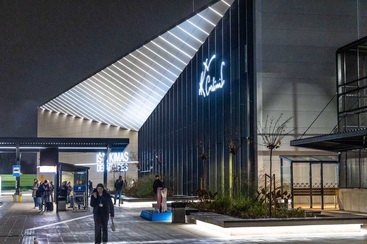 Vilniaus oro uosto krizė smogia verslui: neatvyksta investuotojai, turizmas skaičiuoja nuostolius - Delfi