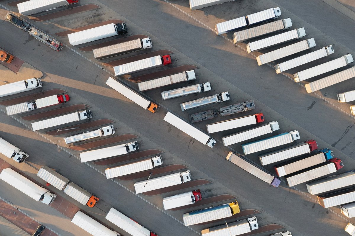 Sunkvežimių vairuotojų poilsio zonose – absurdo ribas pasiekusi gyvenimo realybė