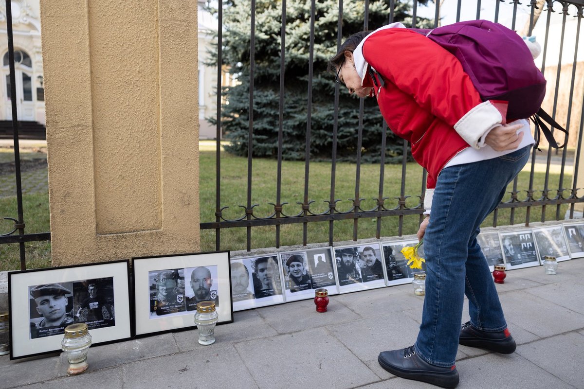 Prie Baltarusijos ambasados suniokoti žuvusiųjų portretai