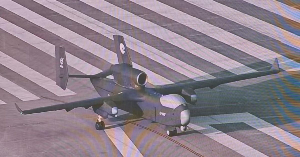 Kinija pakėlė į orą įspūdingąją dronų motiną: demonstruoja visiškai naują karo aviacijos erą