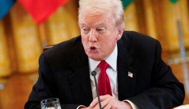 Karas Ukrainoje. Trumpas atsakė, kas derybose turi daugiau kortų – Rusija ar Ukraina: „Na, dėl to negali būti jokių abejonių“