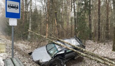 Per kelias valandas pateko į dvi avarijas: BMW paliko griovyje, po to su „Opel“ tėškėsi į medį