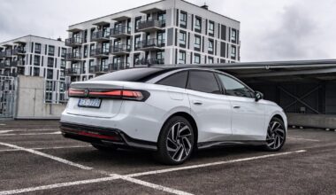 „Volkswagen“ rado būdą atpiginti elektromobilius: į bagažinę įdės benzininį generatorių