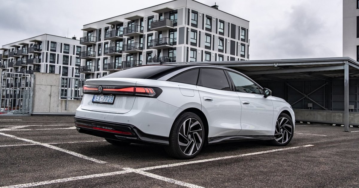 „Volkswagen“ rado būdą atpiginti elektromobilius: į bagažinę įdės benzininį generatorių