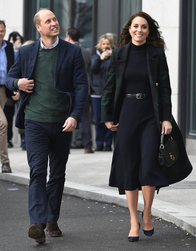 Kate Middleton, vilkinti tą patį languotą paltą 2023 m.