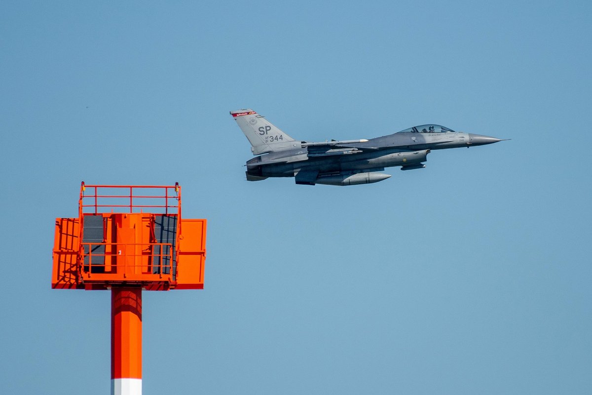 Vokietijoje lazeriais mėginta akinti F-16 naikintuvų pilotus