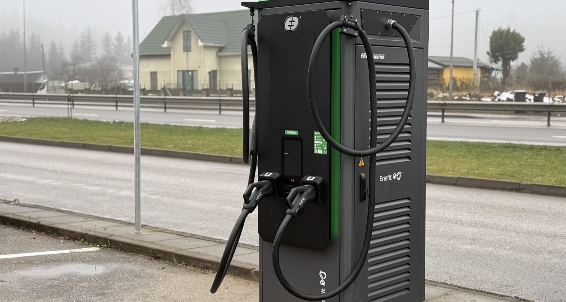 Judrioje Vilniaus vietoje – 2 naujos „Enefit“ itin greito elektromobilių įkrovimo stotelės
