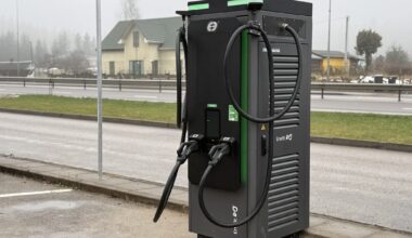 Judrioje Vilniaus vietoje – 2 naujos „Enefit“ itin greito elektromobilių įkrovimo stotelės
