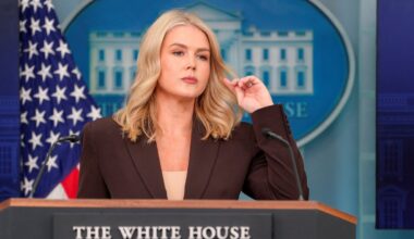 Trumpo komentarai apie spaudos sekretorę šokiravo: „Lūpos kaip kulkosvaidis“