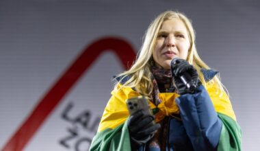Prie Seimo proteste – ir Rūta Meilutytė: užtraukė legendinę dainą „Laisvė“ - Delfi