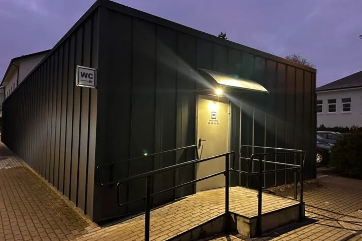 Jurbarke chuliganai susprogdino viešąjį tualetą