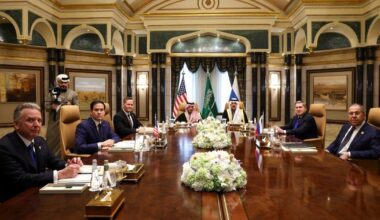 Karas Ukrainoje. Lavrovas ir Dmitrijevas negalėjo „pasidalyti“ kėdės: NYT atskleidė JAV ir Rusijos susitikimų užkulisius