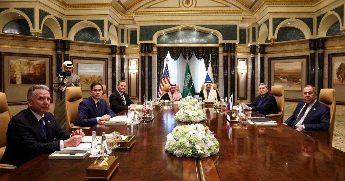 Karas Ukrainoje. Lavrovas ir Dmitrijevas negalėjo „pasidalyti“ kėdės: NYT atskleidė JAV ir Rusijos susitikimų užkulisius