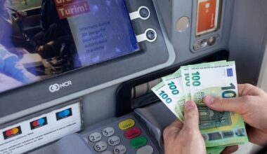 Bankai Lietuvoje nuo 2026 metų brangins šias paslaugas: štai kiek kainuos