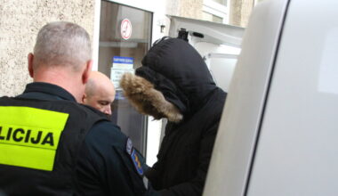 Į teismą atvestas šaltakraujiškai peiliu panevėžietį subadęs paauglys: jo auka kovoja dėl gyvybės