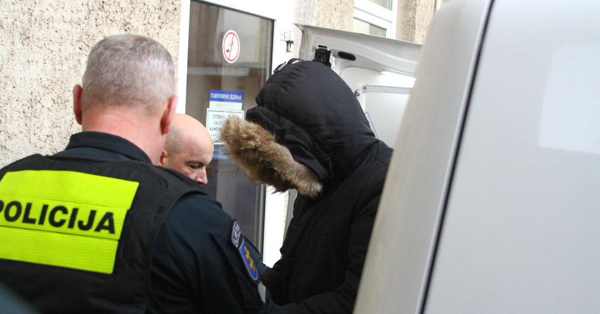 Į teismą atvestas šaltakraujiškai peiliu panevėžietį subadęs paauglys: jo auka kovoja dėl gyvybės