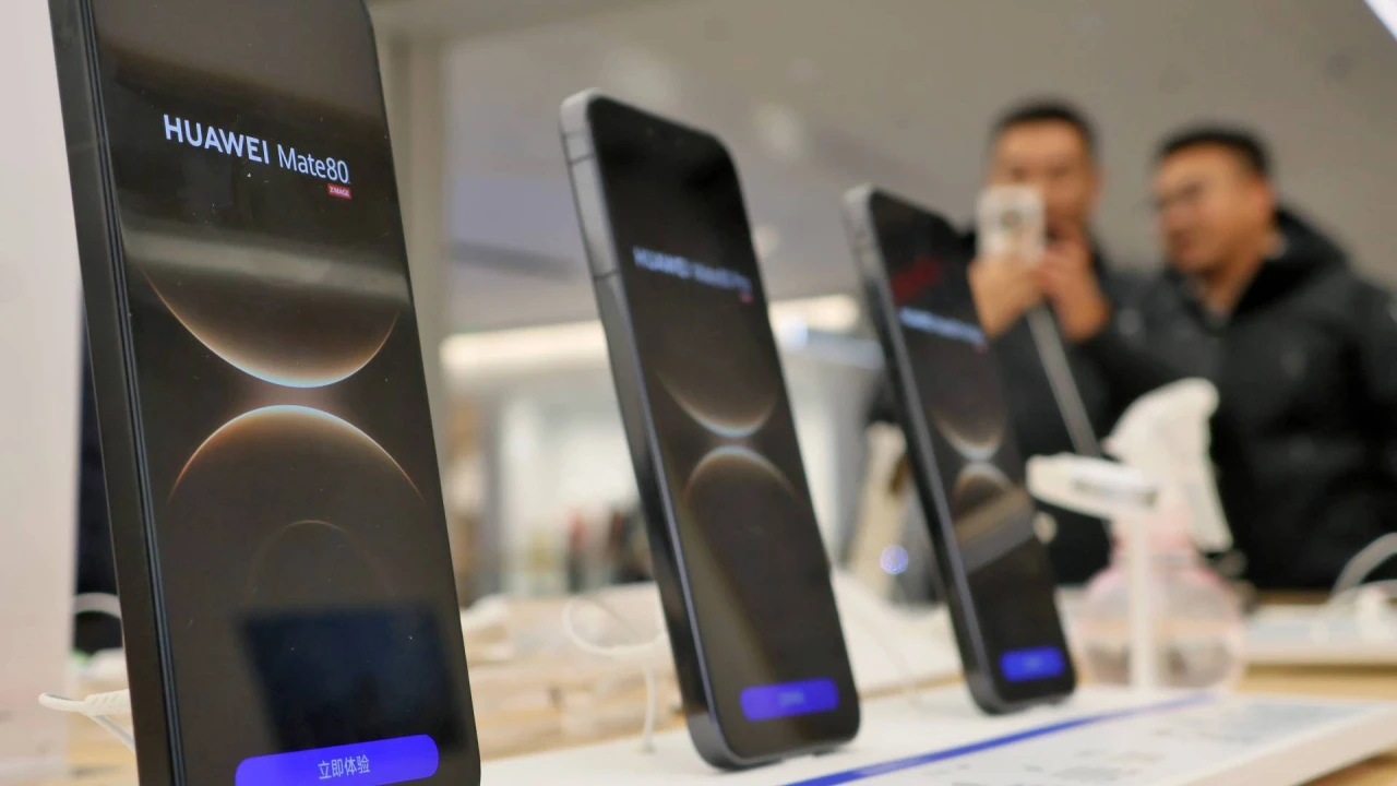 DI kelia naują lustų krizę, ji gali pasireikšti brangesniais telefonais