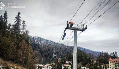 Karpatų kalnuose ant keltuvo įstrigo dešimtys turistų: juos vadavo gelbėtojai