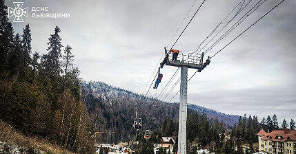 Karpatų kalnuose ant keltuvo įstrigo dešimtys turistų: juos vadavo gelbėtojai