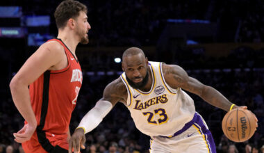 Trečius metus šventinių rungtynių mįsles neįmenanti „Lakers“ krito namuose