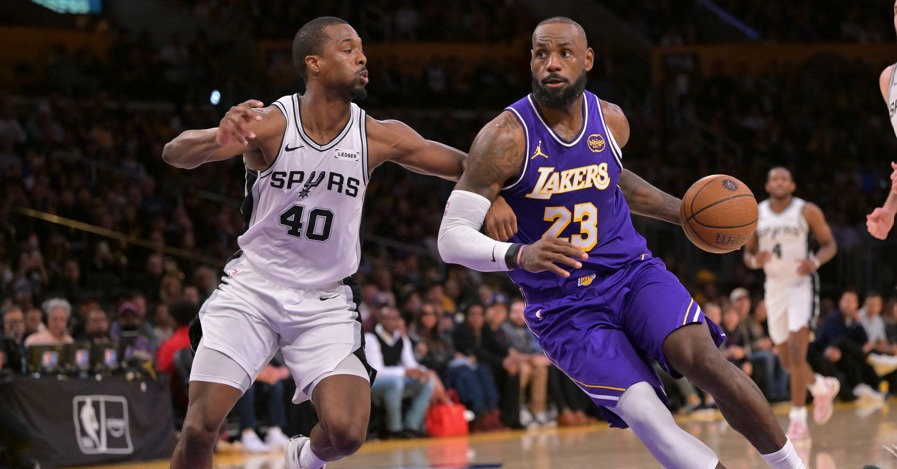 LeBronas Jamesas atliko įspūdingą dėjimą, bet „Lakers“ patyrė nesėkmę