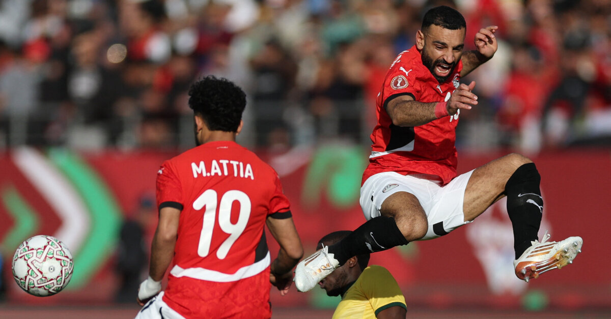 Mohamedo Salah įvartis padėjo išsigelbėti dešimtyje likusiai Egipto rinktinei | Sportas