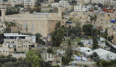 Palestiniečių autonomija: kurdamas naujas nausėdijas, Izraelis stiprina kontrolę Vakarų Krante