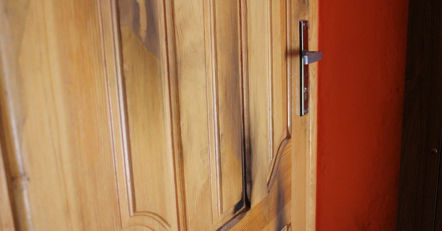 Kaune apgadintos moters buto durys: į spyną pripilta klijų, apdeginta stakta