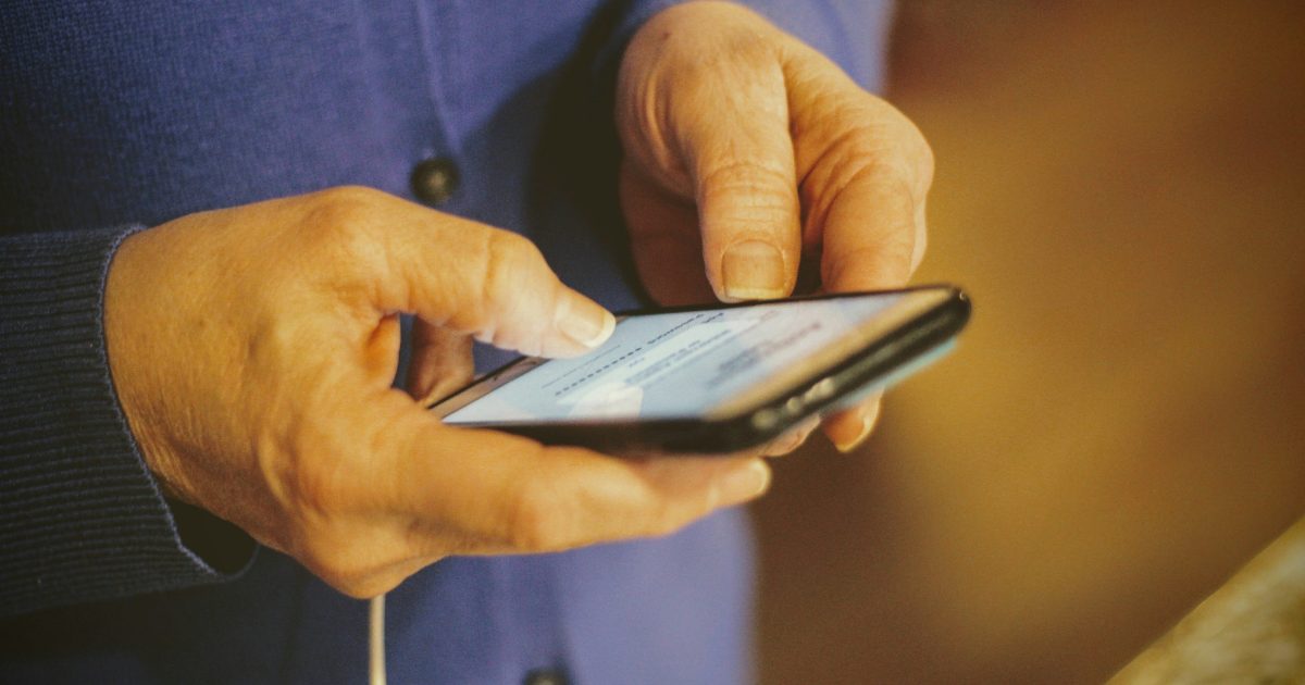 Bankas uždraudė padėti savo mamai: nustebsite, kodėl artimieji negali padėti senjorams