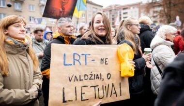 Už LRT mitinguoja net mokyklinukai? - Respublika.lt