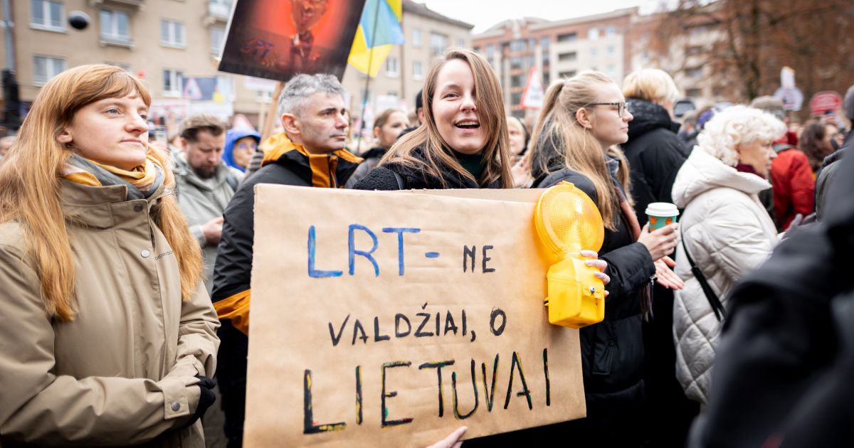 Už LRT mitinguoja net mokyklinukai? - Respublika.lt