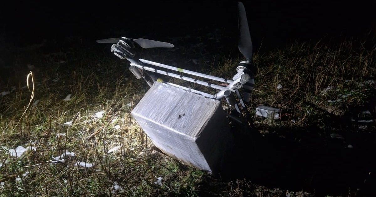 Šalčininkų rajone pasieniečiai nutupdė kontrabandą skraidinusį droną - Respublika.lt