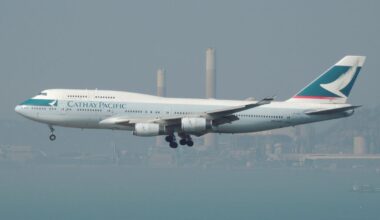 Keleivis mėgino atidaryti skrendančio lėktuvo duris - Respublika.lt