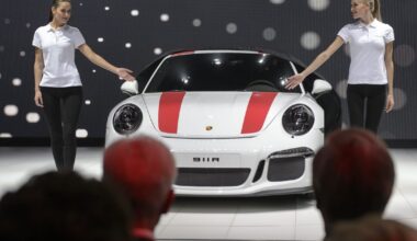Rusijoje nebepajuda iš vietos šimtai „Porsche“ automobilių - Respublika.lt