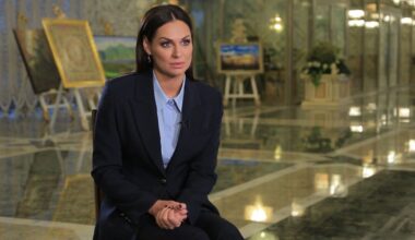 Lukašenkos spaudos sekretorė: lietuviai šaudo sau į tarpukojį - Respublika.lt