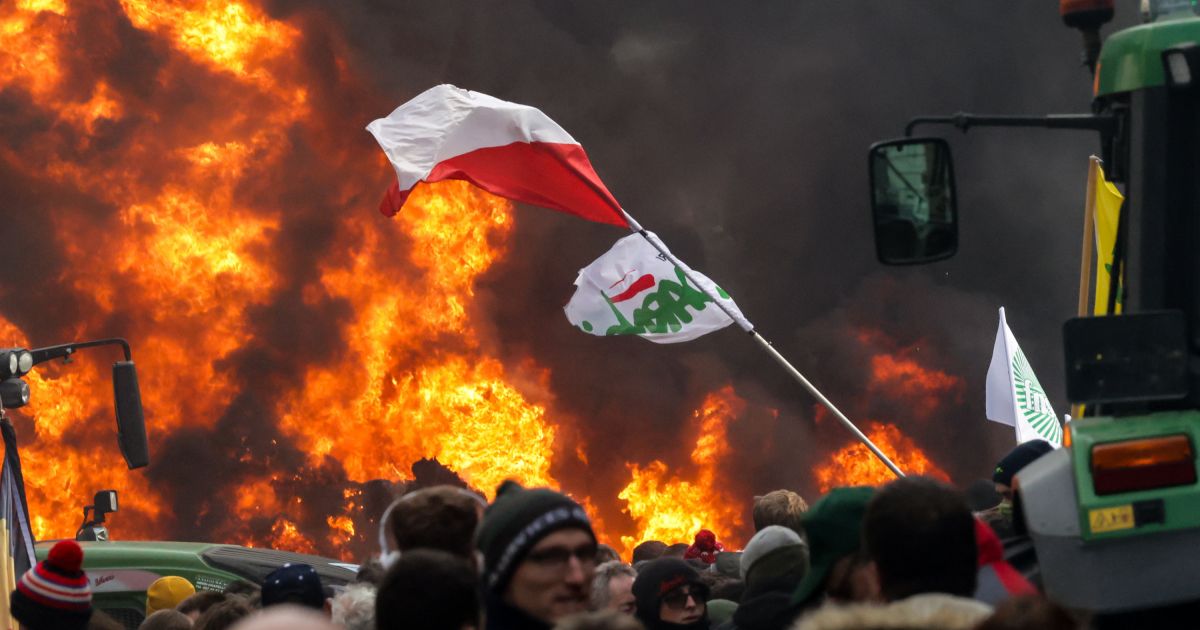Tūkstančiai ūkininkų protestavo Briuselyje - policija panaudojo vandens patrankas - Respublika.lt