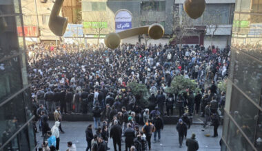 Irane – protestuotojų minios: parduotuvės uždarytos, nes JAV doleris kainuoja 1,42 mln. rialų