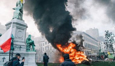 Briuselyje protestuotojai kūrė laužus, mėtė bulves į riaušių policiją, ši atsakė ašarinėmis dujomis - 15min.lt