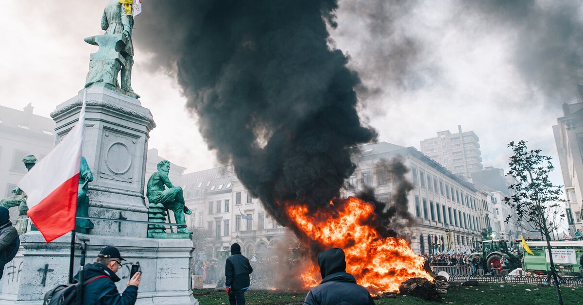 Briuselyje protestuotojai kūrė laužus, mėtė bulves į riaušių policiją, ši atsakė ašarinėmis dujomis - 15min.lt