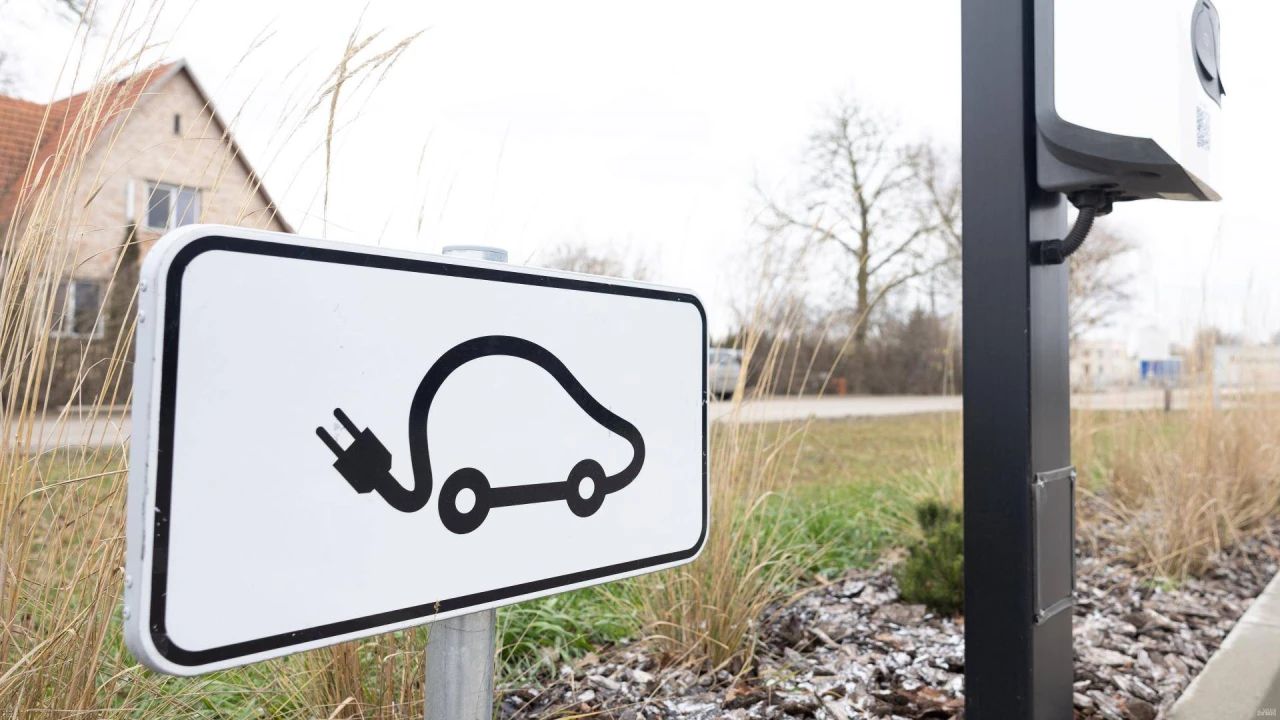 Elektros kainos praėjusią savaitę mažėjo: prisidėjo susitraukęs vartojimas ir vėjo jėgainės