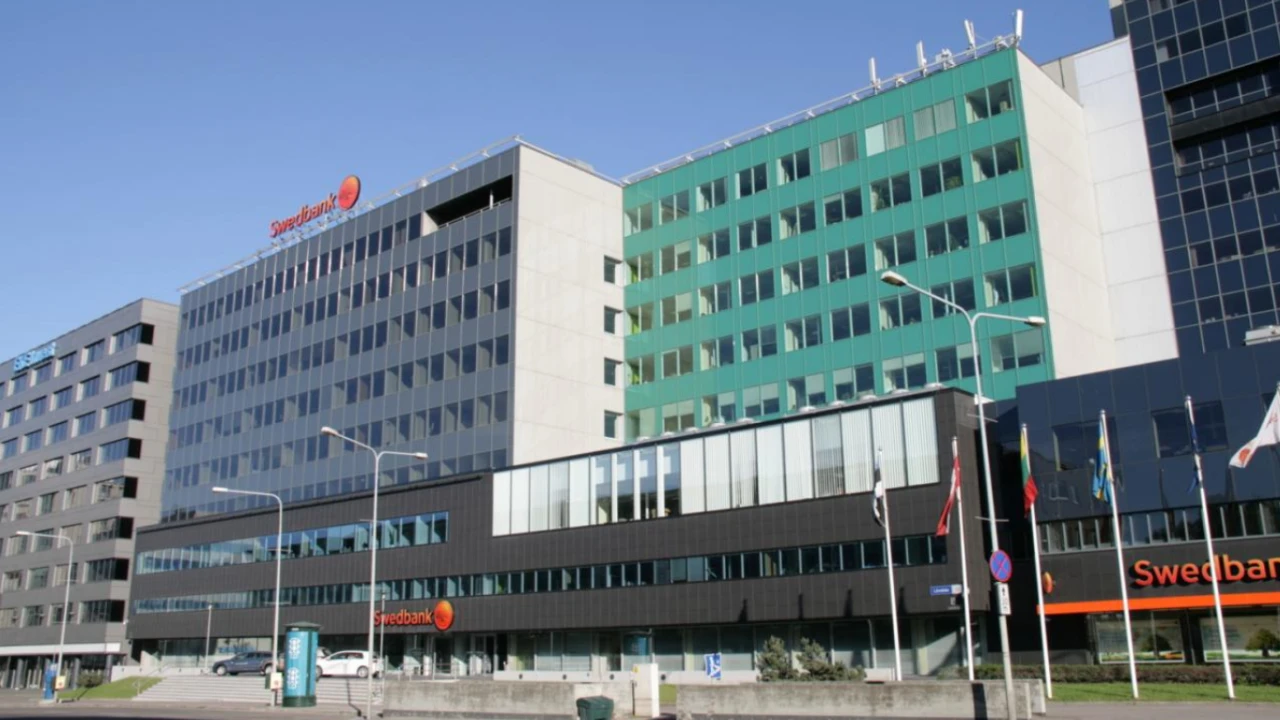 „Swedbank“ pardavė senąją būstinę „už betono kainą“